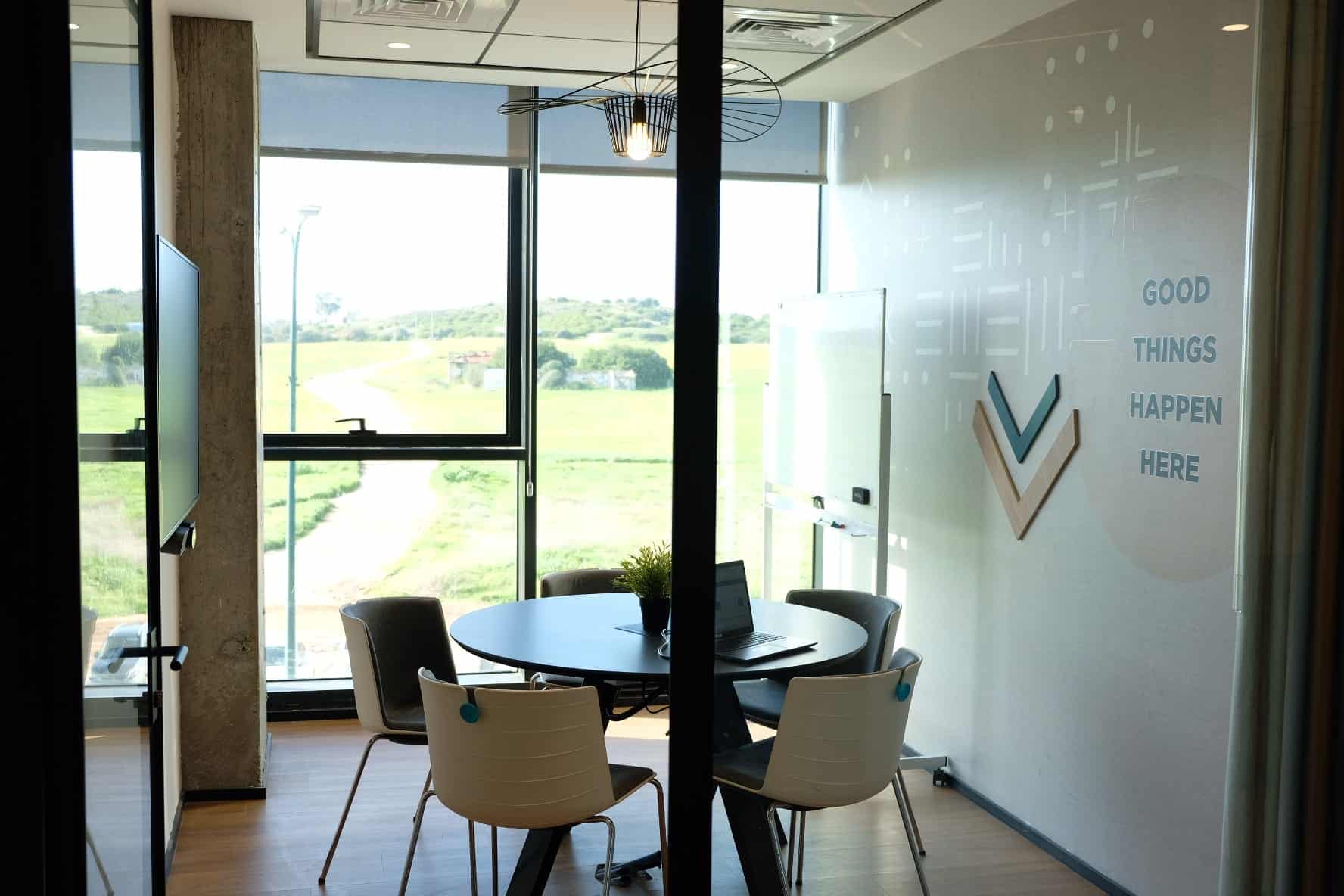 חדר ישיבות להשכרה conference room 2 עם מערכת וידאו קונפרנס, מעולה לישיבות הנהלה מצומצמות.